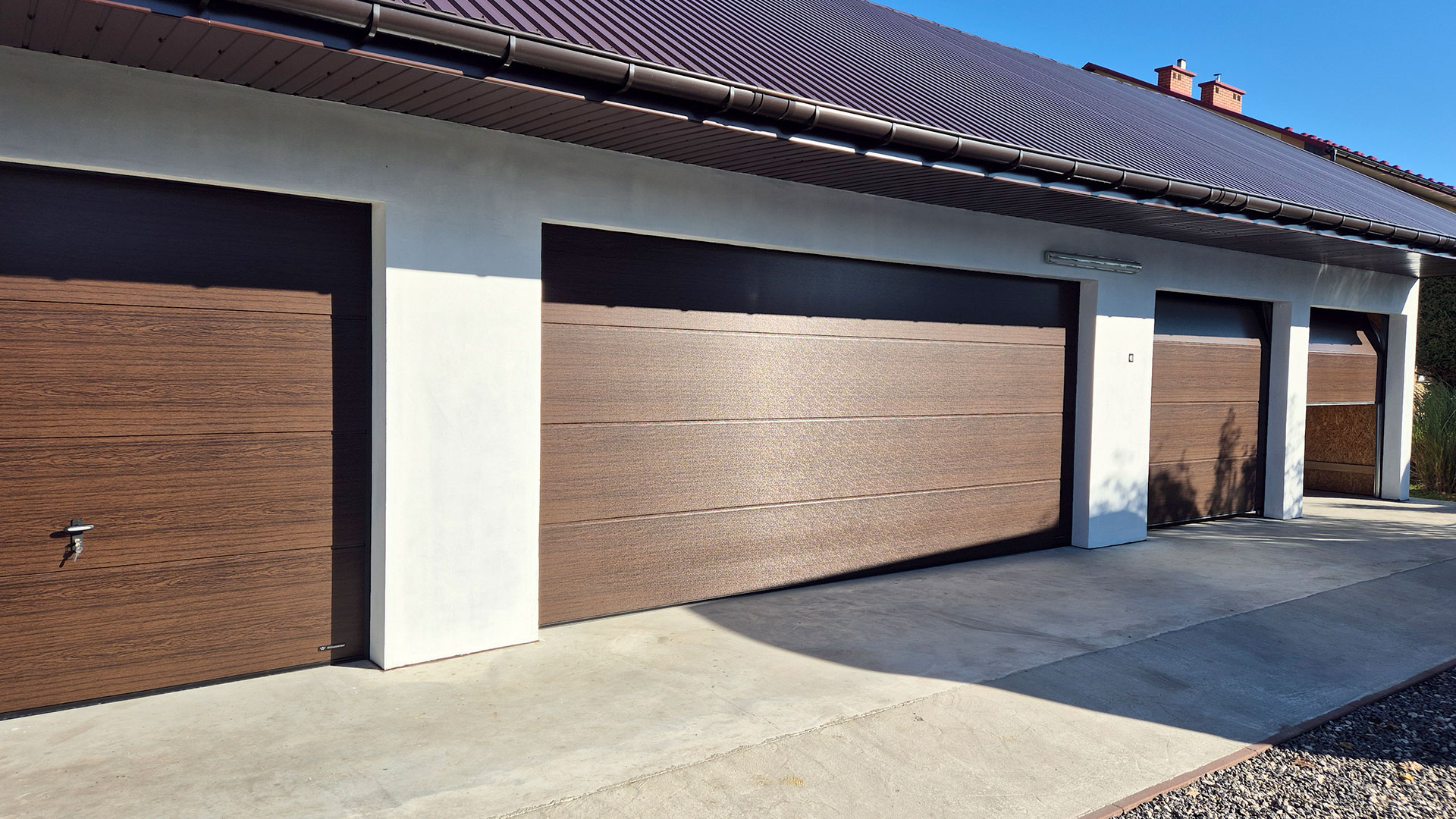 Montaż bramy garażowej segmentowej Wiśniowski w Mielcu – Kris Automatyka.