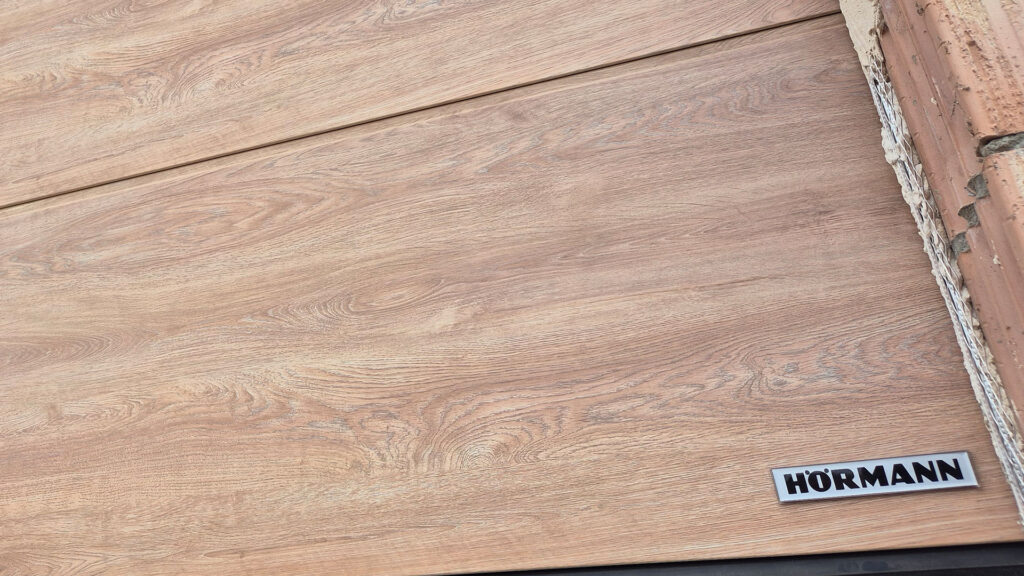 Montaż garażowej bramy segmentowej w Mielcu.