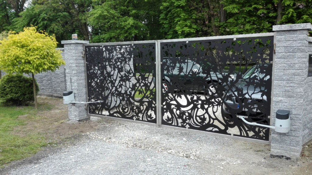 Realizacja bramy uchylnej z napędem na terenie powiatu mieleckiego.