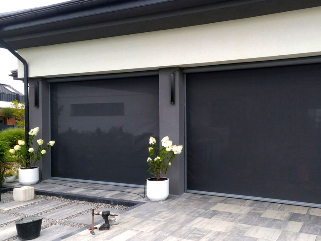 Nowoczesne refleksole dachowe typu Screen w kolorze antracytowym zamontowane na tarasie domu jednorodzinnego - FHU KRIS